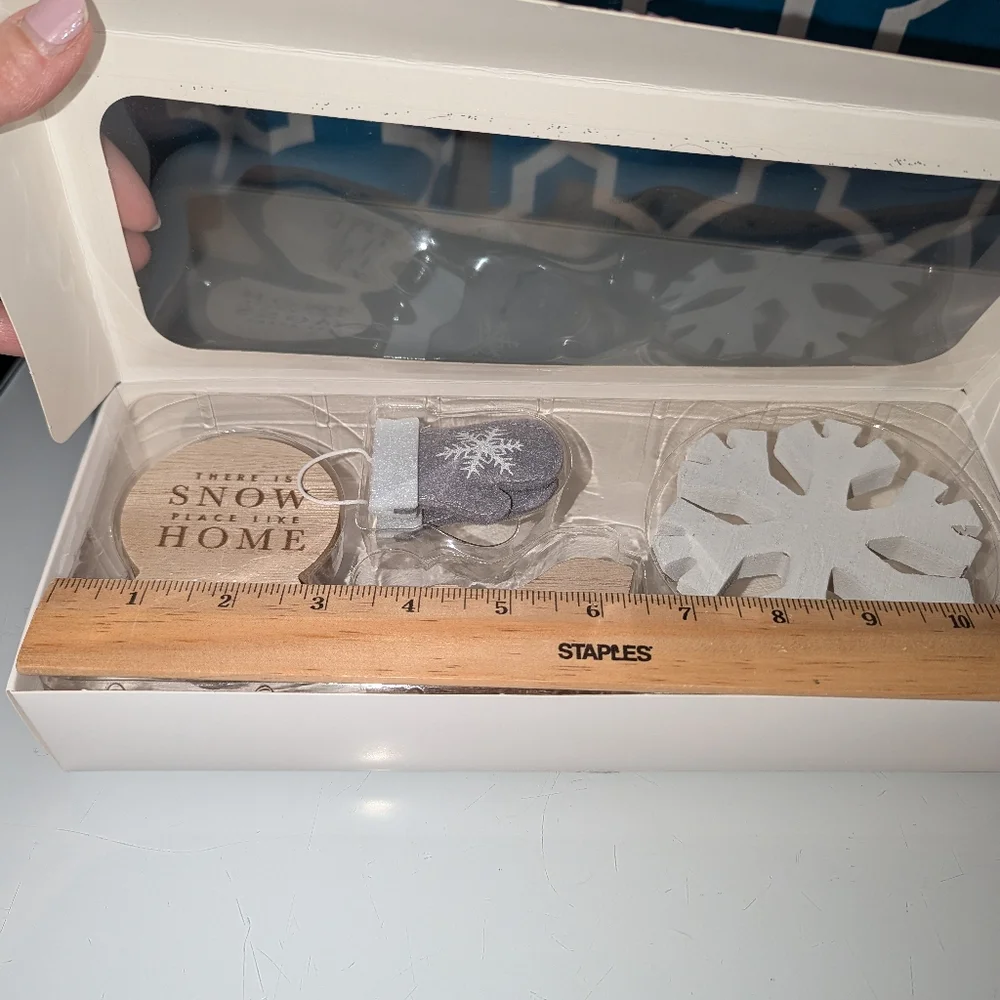 ~Target 4 ct Tiered Tray Props Snowflake & Mittens